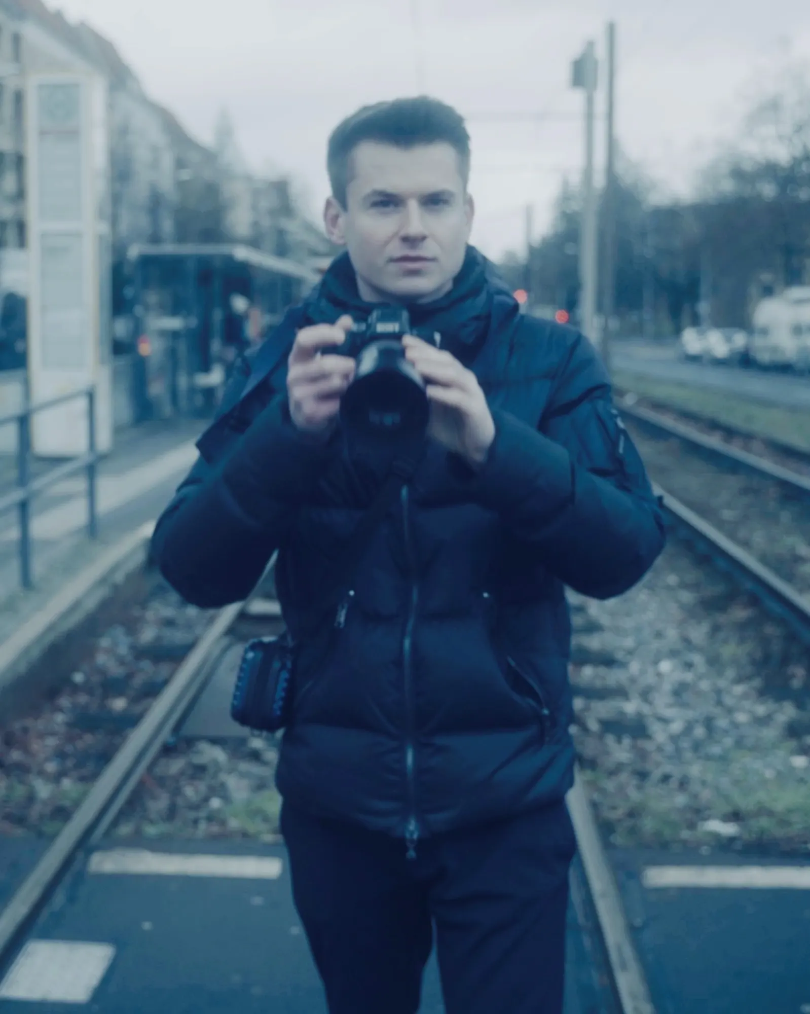 Porträt von Faby Dichro mit Kamera auf Bahngleisen